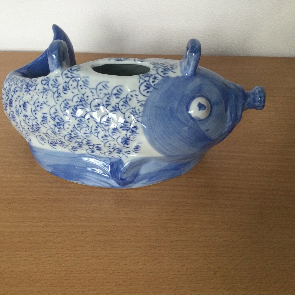 Vintage Chinese blue & white porcelain fish jar vase figurine